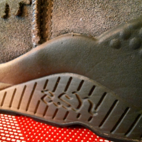 WINTER BOOTS WITH NATURAL FUR USED GENTLY size 6, $70 - Picture 6 of 7